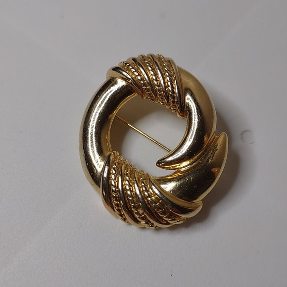 Round Gold Tone Decorative Brooch - Picture 1 of 8